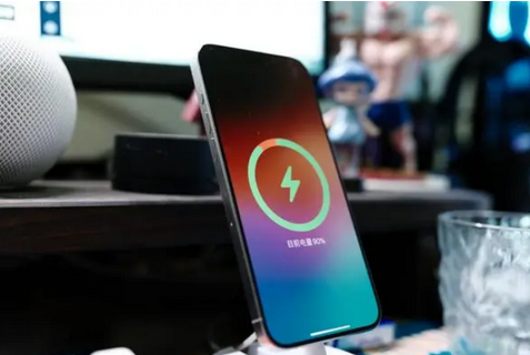 达州苹果15换屏服务分享用什么充电器给iPhone15充电更好 